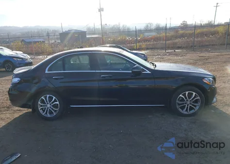 2016 Mercedes-Benz C 300 4Matic z USA, uszkodzony, nr VIN 55SWF4KB0GU164017